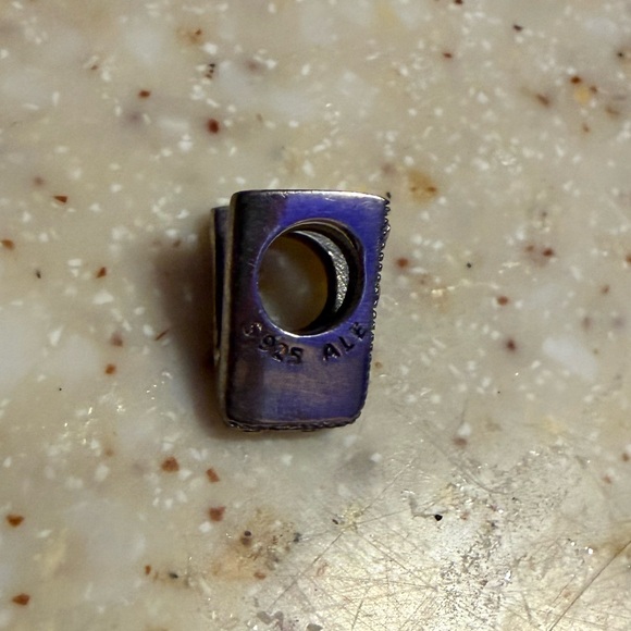 Pandora V charm - Picture 3 of 3